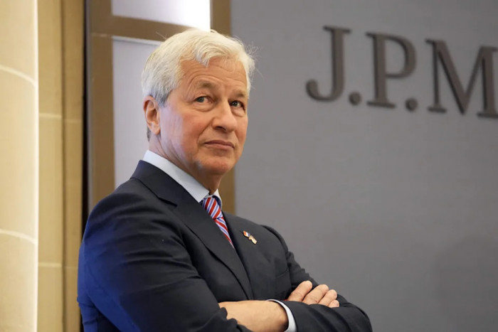 摩根大通首席执行官杰米·戴蒙 (Jamie Dimon) 在美国新法国总部落成典礼上旁观' 摩根大通银行于 2021 年 6 月 29 日在巴黎举行。 - 美国银行摩根大通的新交易大厅是自 1 月以来英国脱欧如何改变欧洲金融格局的最新例证。 (照片由 Michel Euler / POOL / AFP 拍摄)(照片由 MICHEL EULER/POOL/AFP 拍摄,来自 Getty Images)